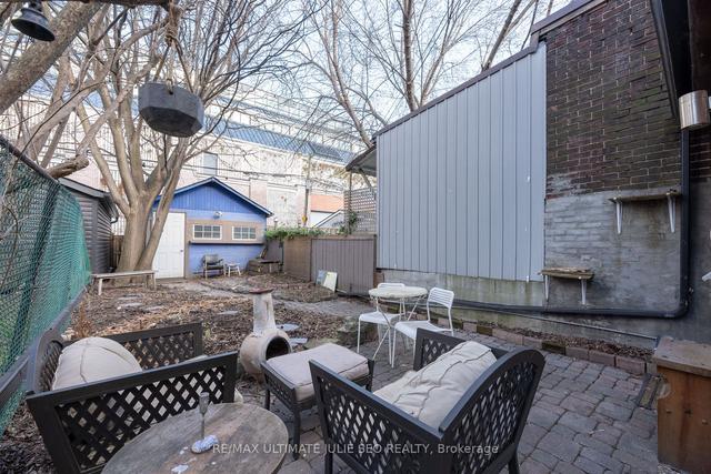 237 Markham St, House attached with 5 bedrooms, 3 bathrooms and 1 parking in Toronto ON | Image 11