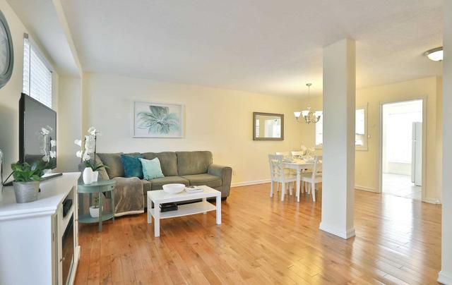 33 Guildford Cres, Townhouse with 3 bedrooms, 2 bathrooms and 2 parking in Brampton ON | Image 2