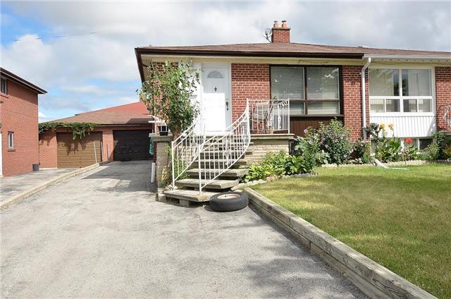 10 Elnathan Cres, House semidetached with 4 bedrooms, 2 bathrooms and 4 parking in Toronto ON | Image 1