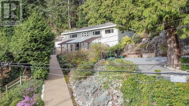 6945 Marine Drive, House detached with 4 bedrooms, 3 bathrooms and 4 parking in West Vancouver BC | Image 2