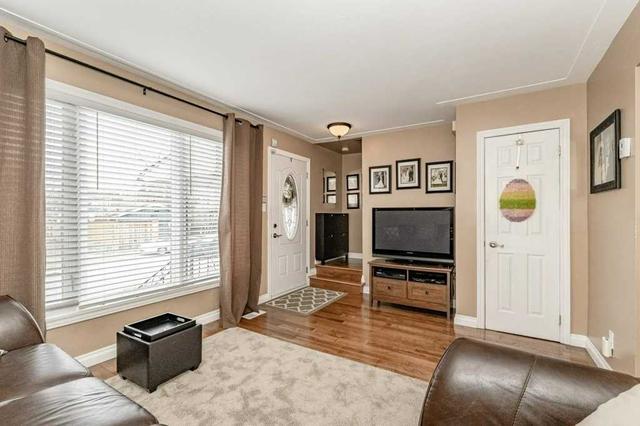 46 Campbell Ave, House detached with 2 bedrooms, 1 bathrooms and 1 parking in Hamilton ON | Image 2