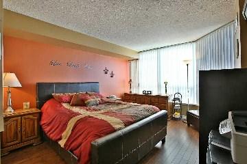 1012 - 75 King St E, Condo with 2 bedrooms, 2 bathrooms and 3 parking in Mississauga ON | Image 6