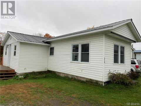 12 Chestnut Street, House detached with 2 bedrooms, 1 bathrooms and null parking in Woodstock NB | Card Image