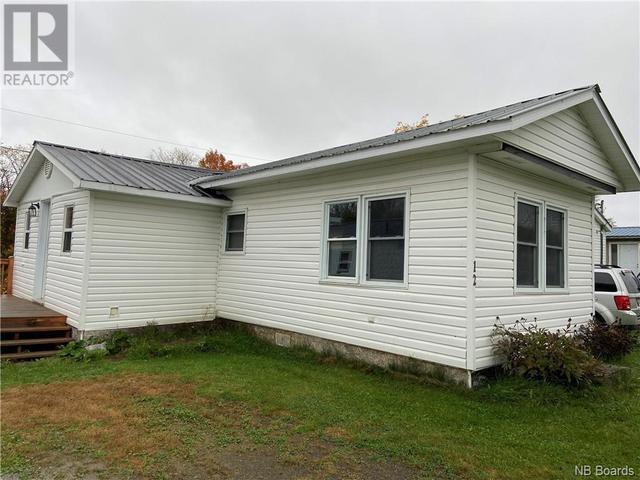 12 Chestnut Street, House detached with 2 bedrooms, 1 bathrooms and null parking in Woodstock NB | Image 1