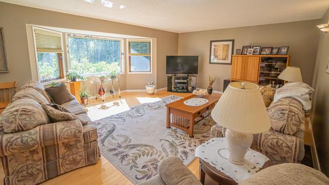 3712 Thorpe Road, House detached with 3 bedrooms, 2 bathrooms and null parking in Central Kootenay H BC | Card Image