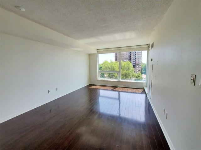 510 - 18 Valley Woods Rd, Condo with 1 bedrooms, 1 bathrooms and 1 parking in Toronto ON | Image 3