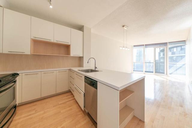 3203 - 25 Carlton St, Condo with 1 bedrooms, 1 bathrooms and 1 parking in Toronto ON | Image 3