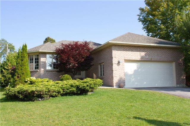 26 Hillview Dr, House detached with 2 bedrooms, 3 bathrooms and 4 parking in Kawartha Lakes ON | Image 1