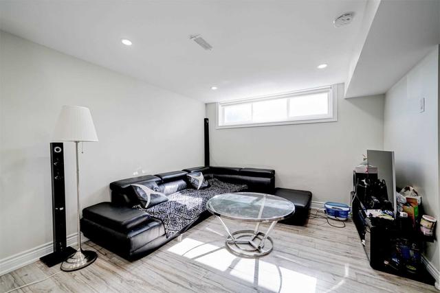 203 Norfolk Ave, House detached with 2 bedrooms, 1 bathrooms and 5 parking in Richmond Hill ON | Image 2