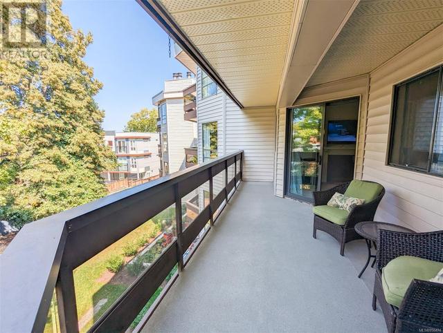 309 - 1560 Hillside Ave, Condo with 2 bedrooms, 2 bathrooms and 1 parking in Victoria BC | Image 3