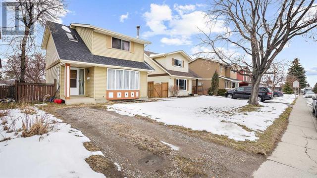 300 Berwick Drive Nw, House detached with 4 bedrooms, 1 bathrooms and 1 parking in Calgary AB | Image 2