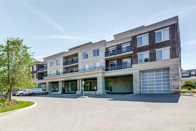 302 - 7 Bond Cres, Condo with 2 bedrooms, 2 bathrooms and 2 parking in Richmond Hill ON | Card Image