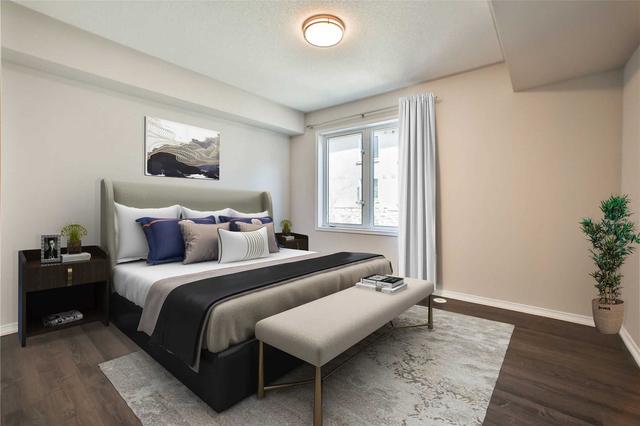 2 - 10 Turntable Cres, Townhouse with 3 bedrooms, 2 bathrooms and 1 parking in Toronto ON | Image 4