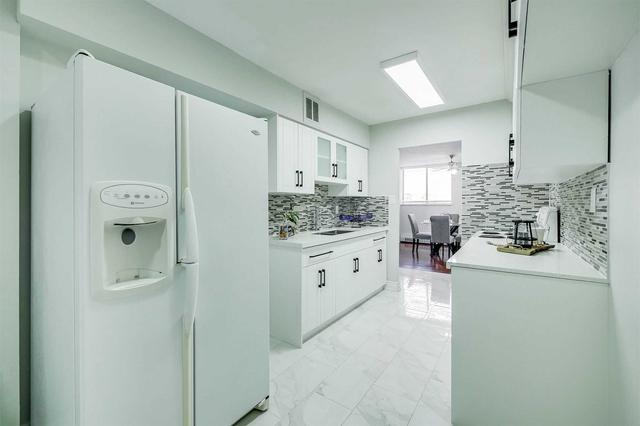1401 - 340 Dixon Rd, Condo with 2 bedrooms, 1 bathrooms and 1 parking in Toronto ON | Image 8