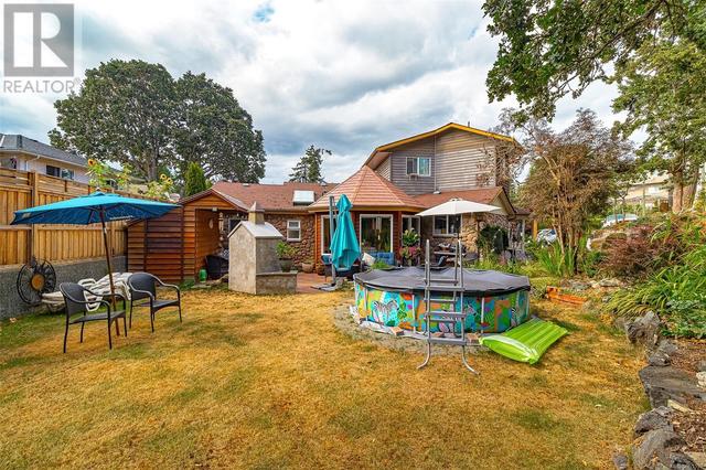 647 Rockingham Rd, House detached with 3 bedrooms, 2 bathrooms and 3 parking in Langford BC | Image 39