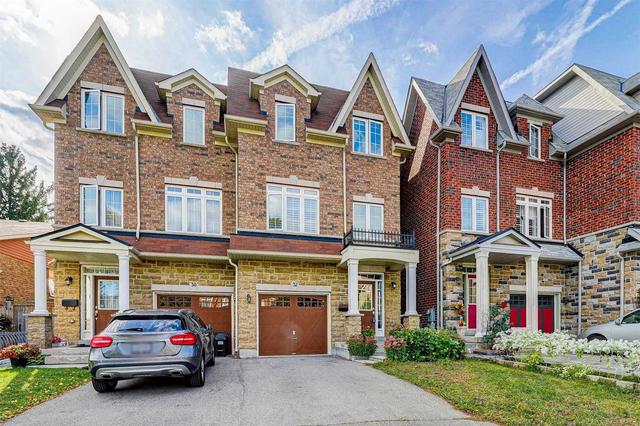 32 Thistlewaite Cres, House semidetached with 4 bedrooms, 4 bathrooms and 3 parking in Toronto ON | Image 1