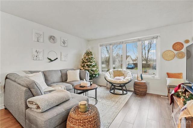 25 Shouldice Crescent, Home with 4 bedrooms, 2 bathrooms and 2 parking in Ottawa ON | Image 3