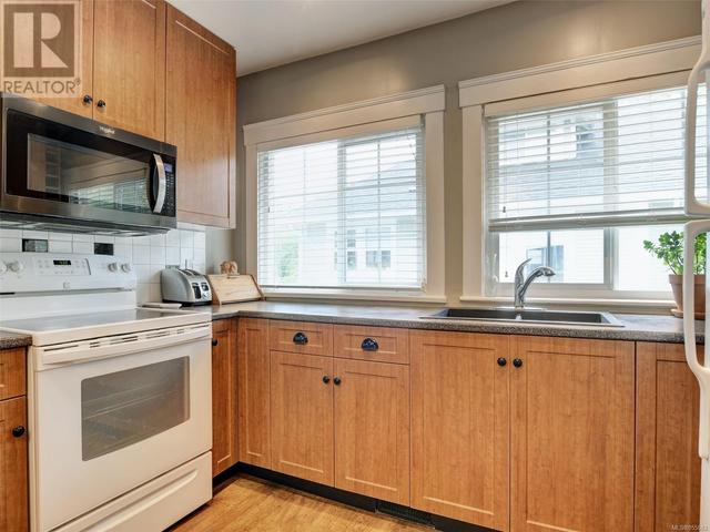 1830 Chestnut St, House detached with 4 bedrooms, 2 bathrooms and 4 parking in Victoria BC | Image 5