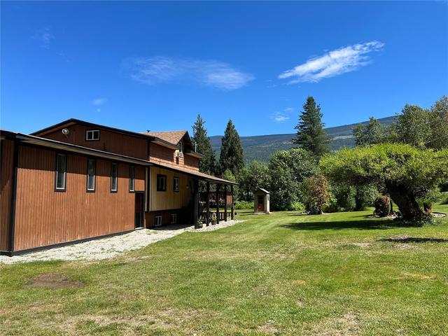 4078 Mizon Road, House detached with 4 bedrooms, 2 bathrooms and 19 parking in Columbia Shuswap E BC | Image 3