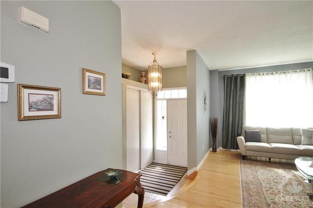212 Annapolis Circle, House detached with 5 bedrooms, 4 bathrooms and 6 parking in Ottawa ON | Image 2