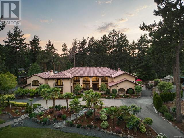 2495 Shannon Pl, House detached with 6 bedrooms, 8 bathrooms and 8 parking in Saanich BC | Image 2