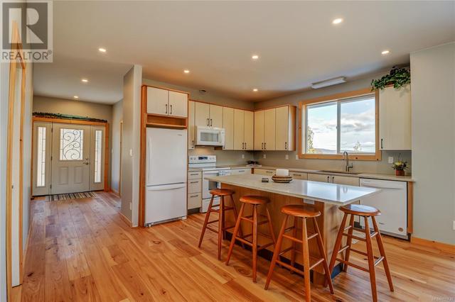 850 Lanqvist Rd, House detached with 3 bedrooms, 2 bathrooms and 6 parking in Mount Waddington C BC | Image 6