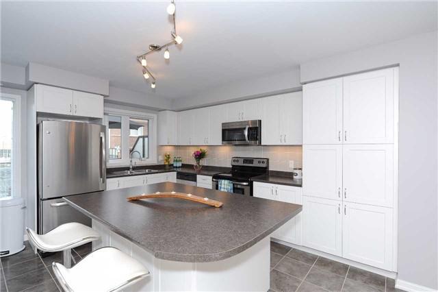 145 Lewis Honey Dr, Townhouse with 2 bedrooms, 3 bathrooms and 1 parking in Aurora ON | Image 7