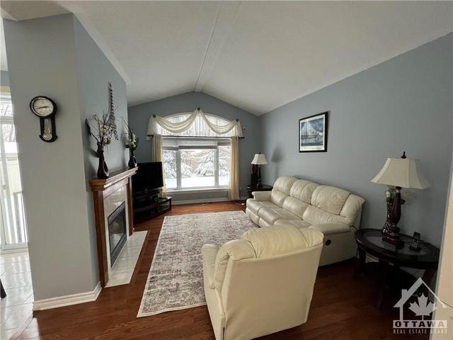 657 Netley Circle, House detached with 3 bedrooms, 2 bathrooms and 4 parking in Ottawa ON | Image 3