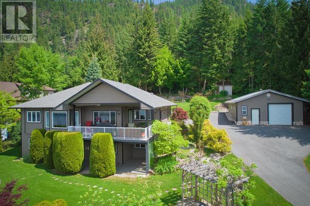 3320 Roncastle Road, House detached with 3 bedrooms, 3 bathrooms and 2 parking in Columbia Shuswap C BC | Image 2