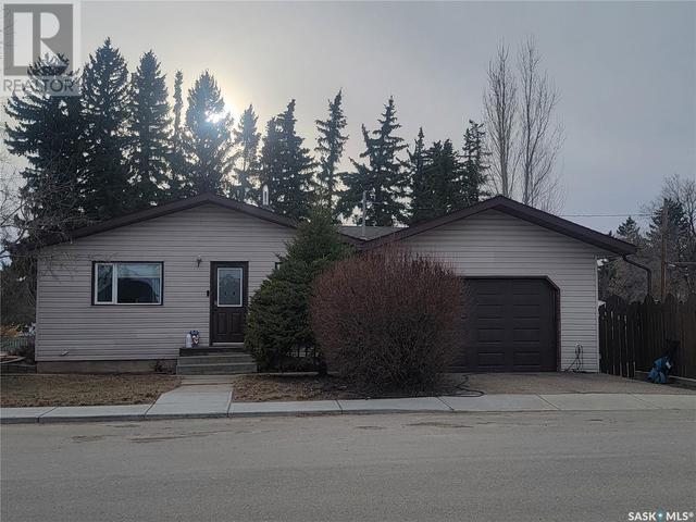 4701 Express Avenue, House detached with 4 bedrooms, 2 bathrooms and null parking in Macklin SK | Image 1