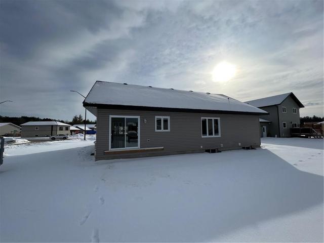 4 Zachary Street, House detached with 3 bedrooms, 2 bathrooms and 4 parking in Petawawa ON | Image 19