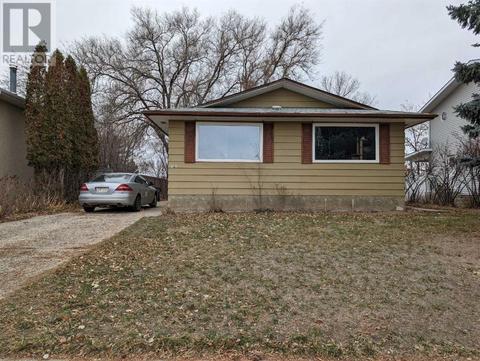1938 1 Avenue Ne, House detached with 3 bedrooms, 1 bathrooms and 2 parking in Medicine Hat AB | Card Image