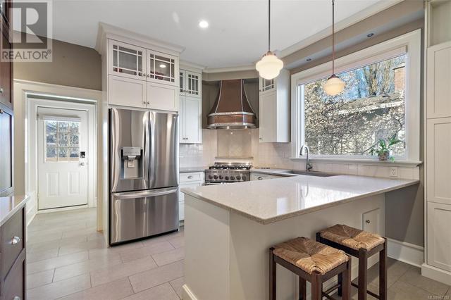 1734 Lulie St, House detached with 5 bedrooms, 3 bathrooms and 3 parking in Oak Bay BC | Image 9