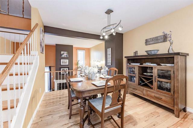 960 Warwick Crt, Townhouse with 3 bedrooms, 2 bathrooms and 2 parking in Burlington ON | Image 6