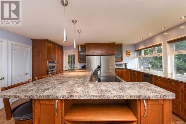 3828 Laurel Dr, House detached with 4 bedrooms, 2 bathrooms and 6 parking in Comox Valley A BC | Image 12