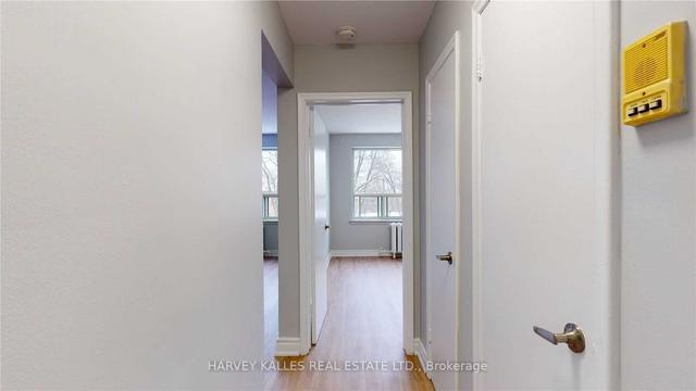 104 - 2 Greentree Crt, Condo with 1 bedrooms, 1 bathrooms and 0 parking in Toronto ON | Image 3