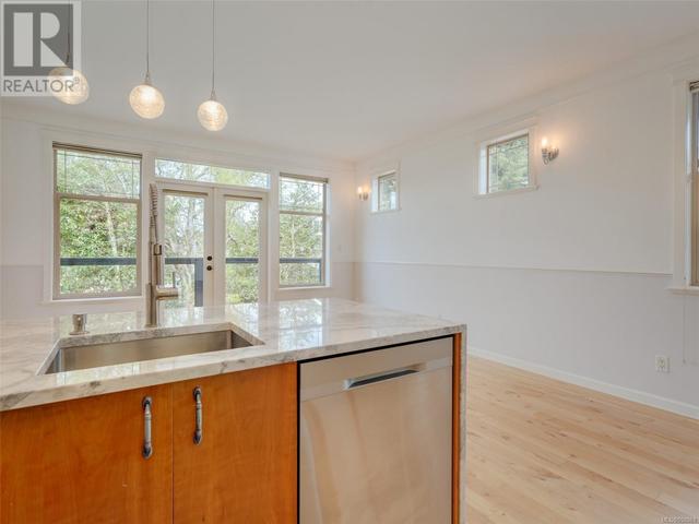 3 - 220 Moss St, Condo with 2 bedrooms, 1 bathrooms and 1 parking in Victoria BC | Image 17