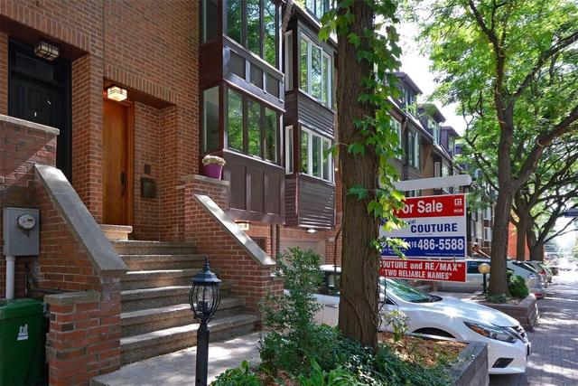 209A Mutual St, House attached with 3 bedrooms, 2 bathrooms and 1 parking in Toronto ON | Image 1