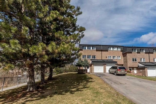 76 Poplar Cres, Townhouse with 3 bedrooms, 2 bathrooms and 5 parking in Aurora ON | Image 9