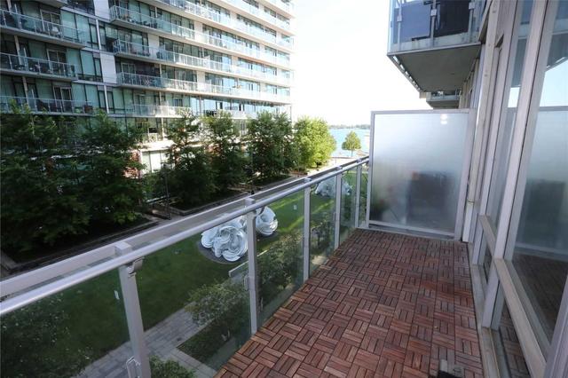 319 - 29 Queens Quay E, Condo with 1 bedrooms, 2 bathrooms and 1 parking in Toronto ON | Image 2