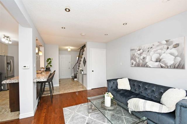 76 Stephensen Crt, House detached with 3 bedrooms, 3 bathrooms and 3 parking in Brampton ON | Image 2