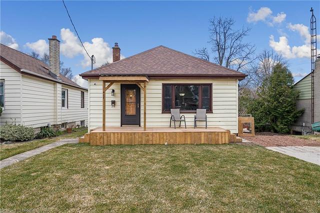 417 Front Street, House detached with 2 bedrooms, 1 bathrooms and 2 parking in Cambridge ON | Image 2