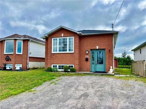 692 Wallace Road, House detached with 4 bedrooms, 2 bathrooms and 4 parking in North Bay ON | Card Image
