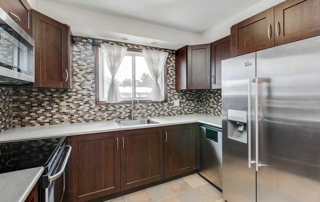 69 Collins Cres, Townhouse with 3 bedrooms, 3 bathrooms and 1 parking in Brampton ON | Image 9