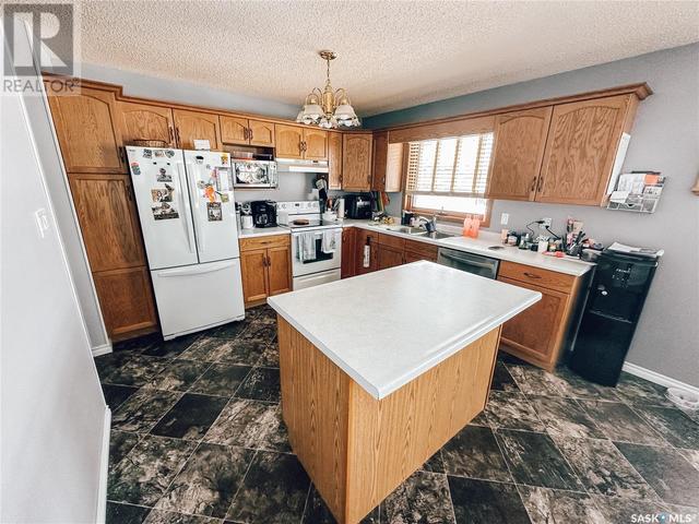 314 Railway Avenue, House detached with 5 bedrooms, 3 bathrooms and null parking in Carnduff SK | Image 9