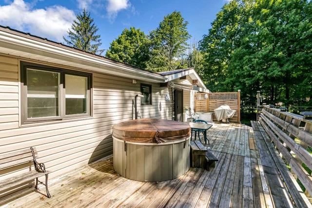 93 Armstrong Crt, House detached with 2 bedrooms, 1 bathrooms and 20 parking in Kawartha Lakes ON | Image 6