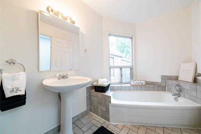 117 Leslie St, House semidetached with 2 bedrooms, 2 bathrooms and 1 parking in Toronto ON | Image 11