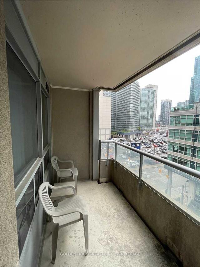 718 - 270 Wellington St W, Condo with 1 bedrooms, 1 bathrooms and 1 parking in Toronto ON | Image 7