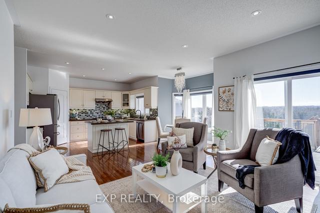 444 Oak St, House detached with 3 bedrooms, 4 bathrooms and 6 parking in Newmarket ON | Image 3