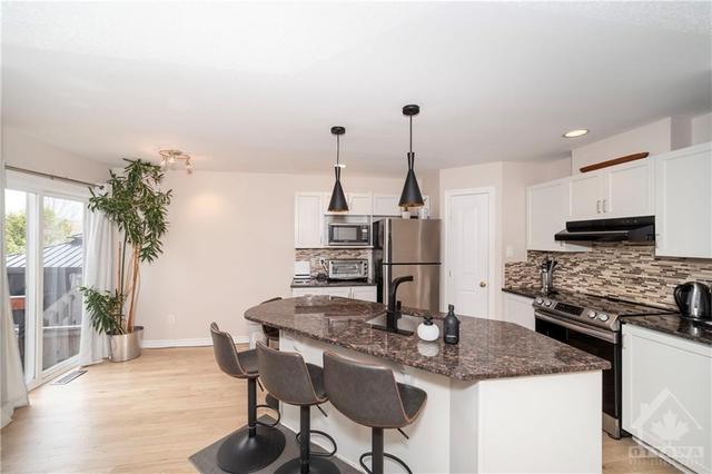 122 Tandalee Cres Crescent, Townhouse with 3 bedrooms, 3 bathrooms and 3 parking in Ottawa ON | Image 11